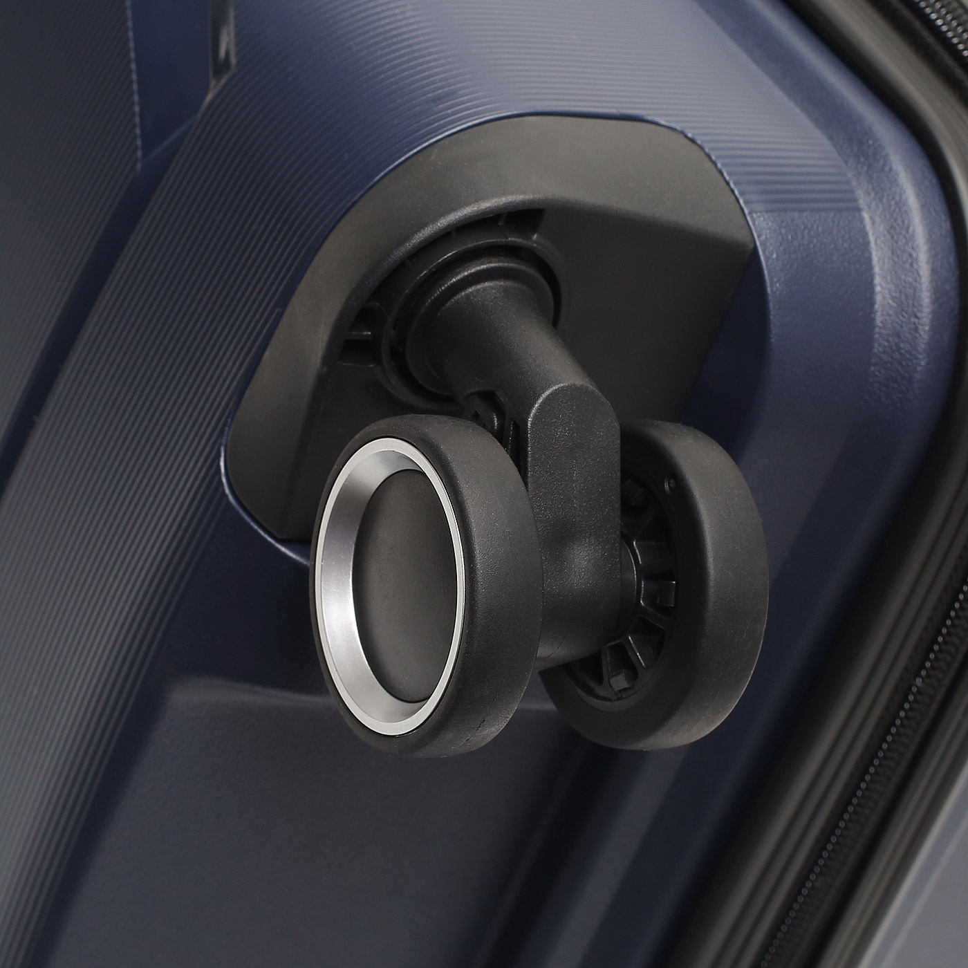 Чемодан средний M из полипропилена Sun Voyage Elite