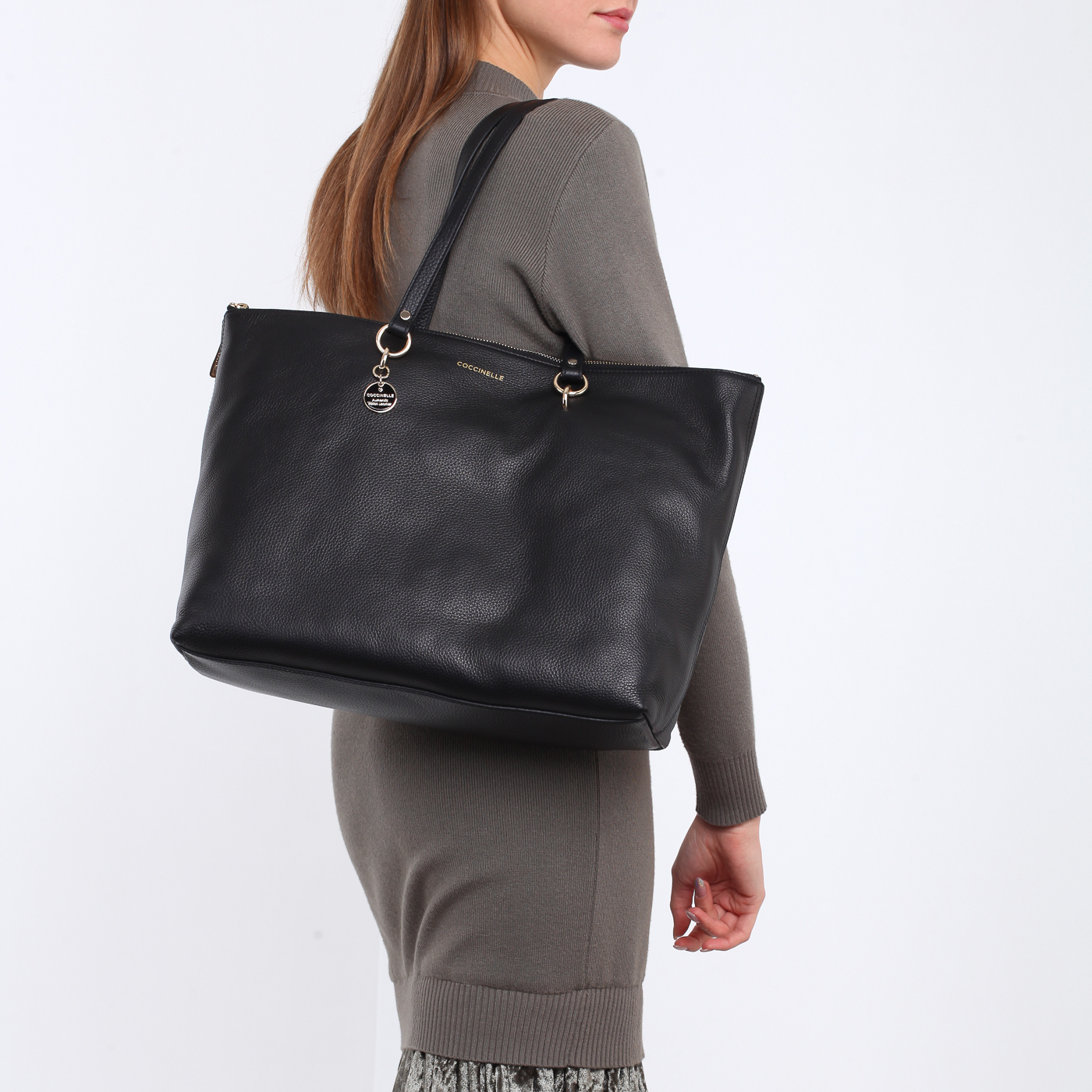 Черная кожаная сумка Coccinelle Alpha