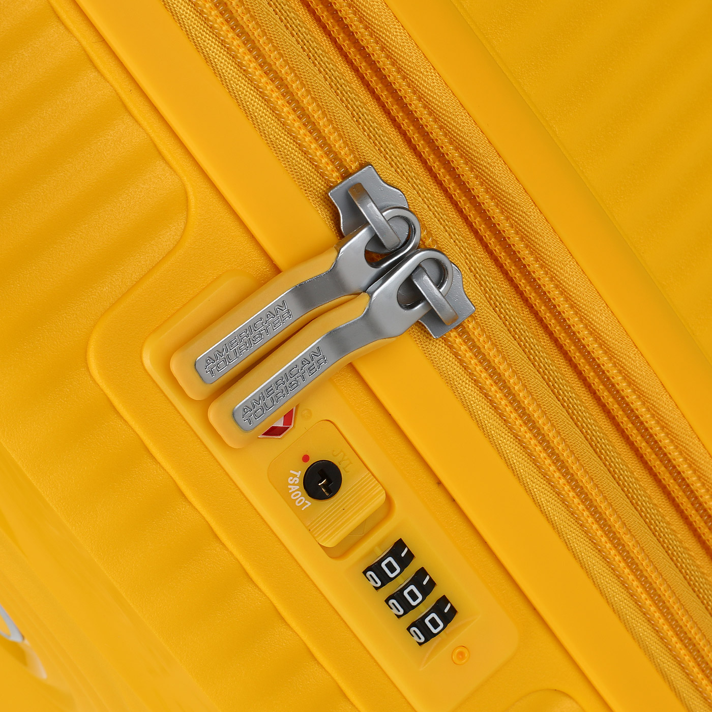 Чемодан средний M из полипропилена с кодовым замком American Tourister Soundbox