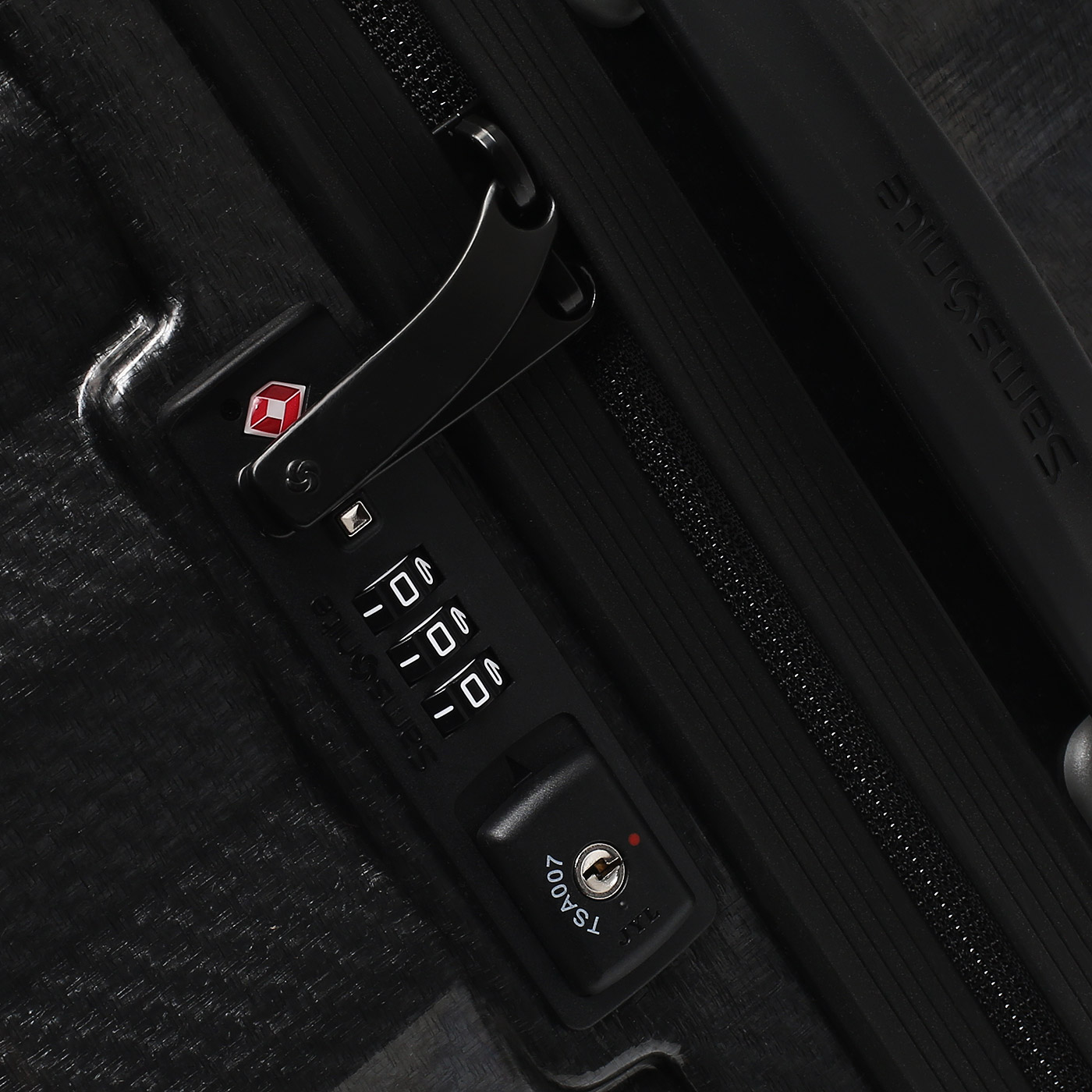 Чемодан средний M из материала Curv Samsonite Lite-Shock