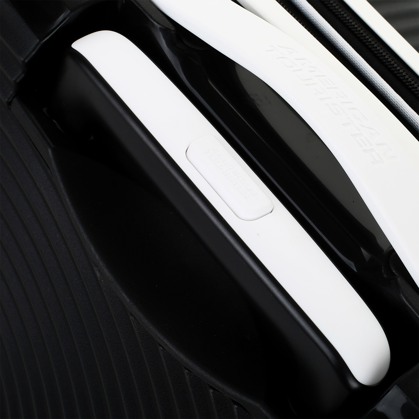 Чемодан для ручной клади из полипропилена с кодовым замком American Tourister Soundbox