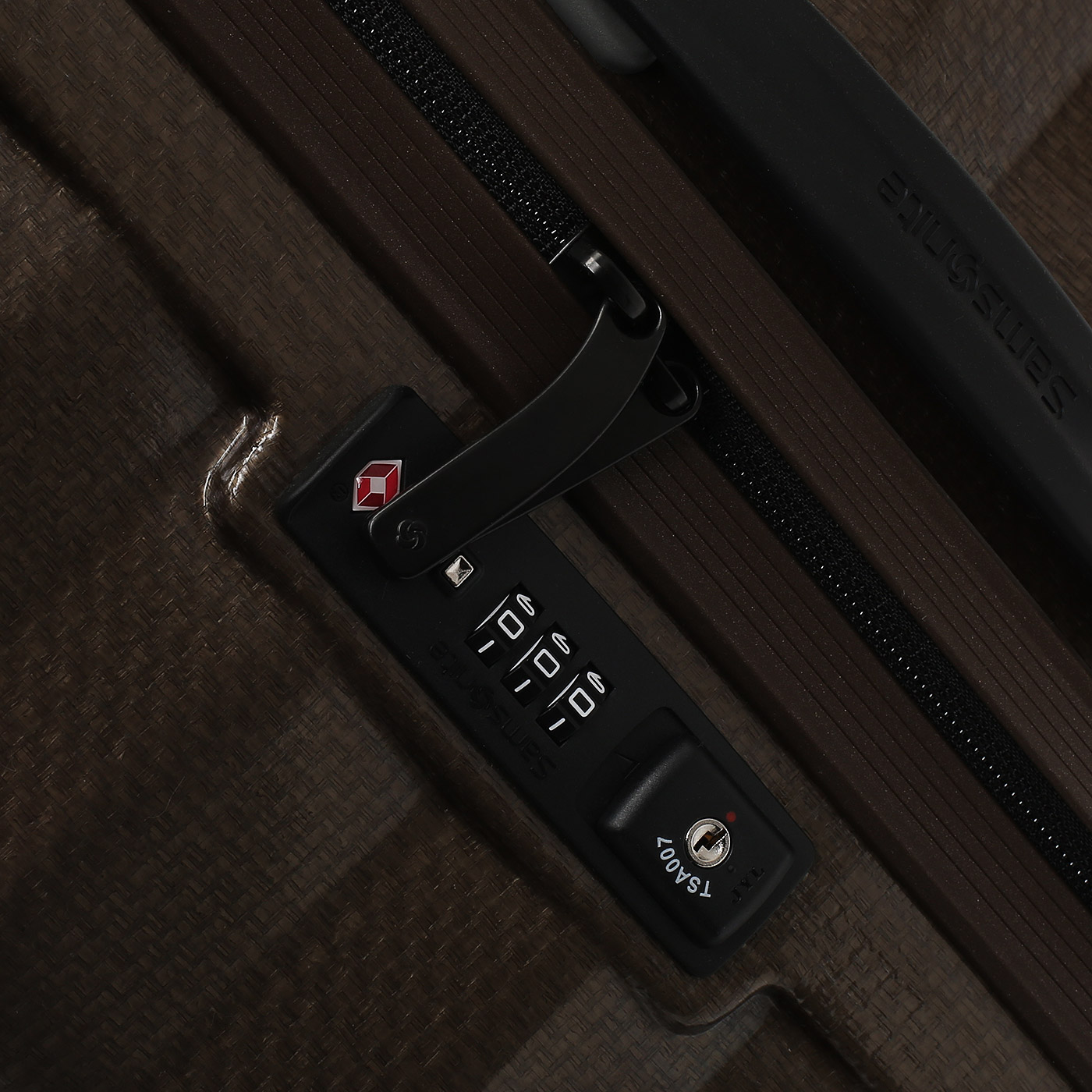 Чемодан большой L из материала Curv Samsonite Lite-Shock